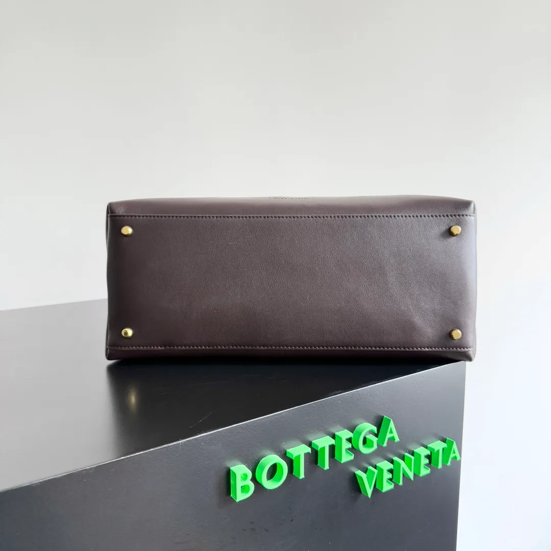 Batch 2360 BottegaVeneta Latest Ciao Ciao Bag Silky cowhide two-way flap handbag with signature twist detail, hidden hook closure, flap can be fastened to the front or attached to the INTRECCIATO woven interior pocket, comes with an adjustable and detachable crossbody strap, interior compartment, and also features a zippered pocket. The surprise flap has various shapes. Style 1 - Cover the bag surface and expose the knot decoration. Style 2 - Place the flap inside the bag. A buckle is also designed. Style 3 - The U-shaped position of the top handle in the hand bag. Style No.: 817231 Size: 34*26*15cm